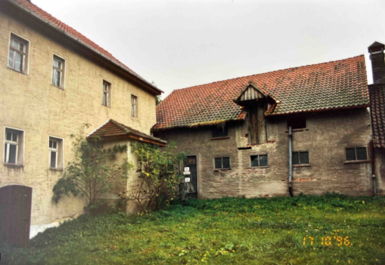 Haupthaus und Stallungen 1996
