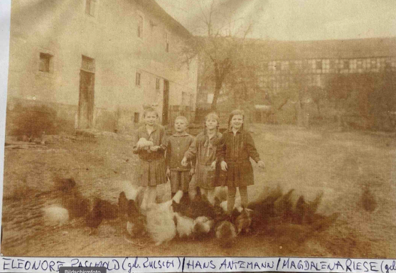 Mit Kindern des Nachbargehöfts