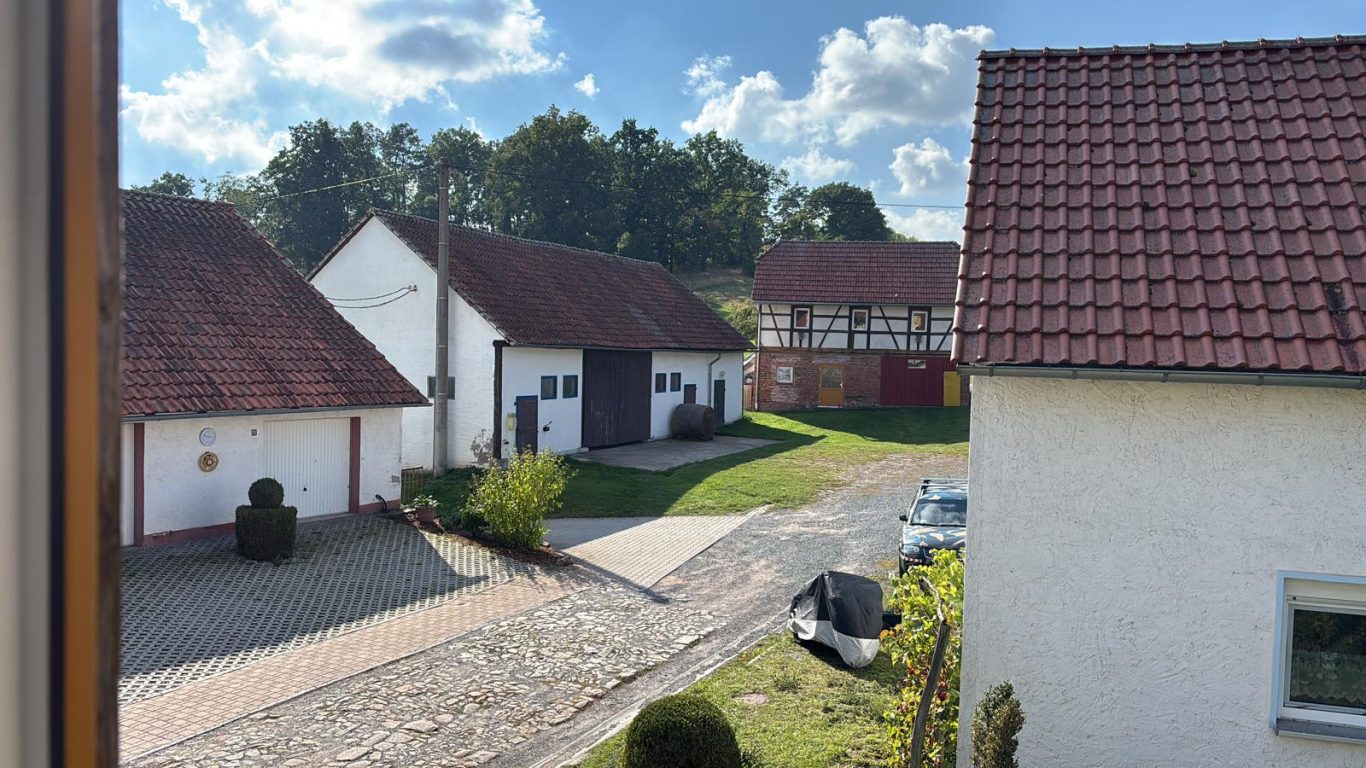 Innenhof und Stallungen