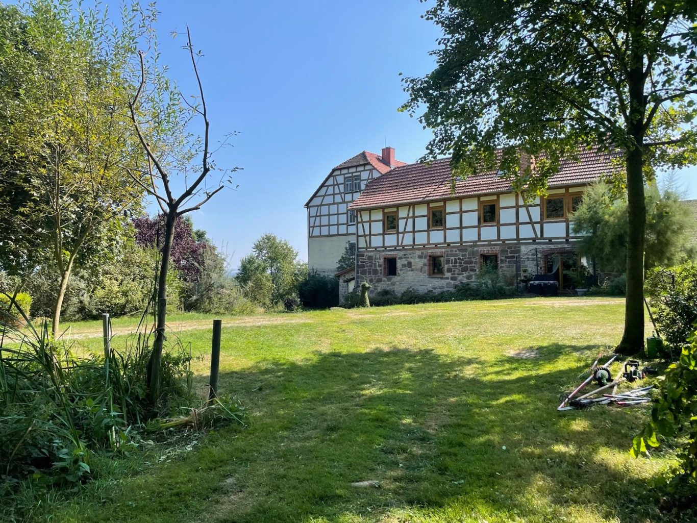 Haus 1 & Haus 2 und oberer Teich